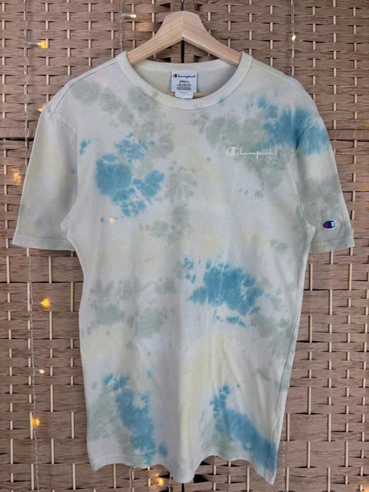 Champion tie dye tee 🌊💙