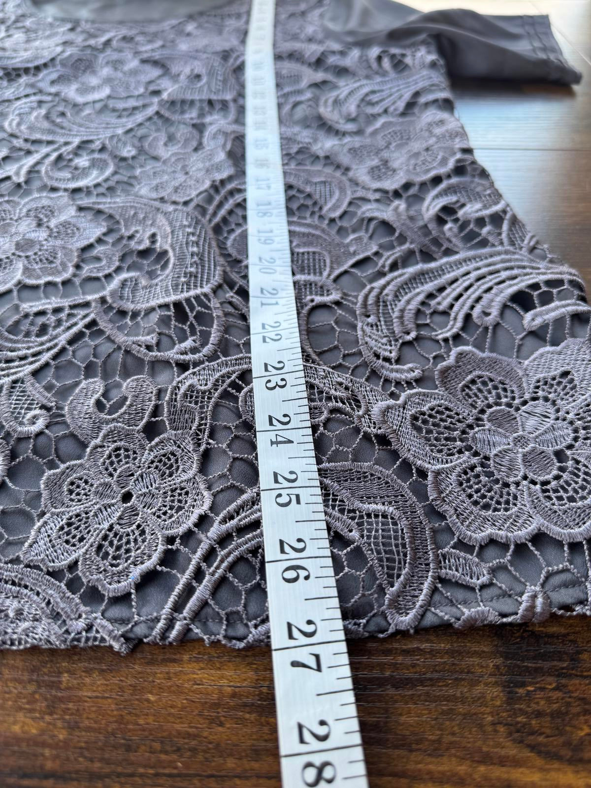 Elegant Lace Detail Top - Size [18] - Perfect for Any Occasion