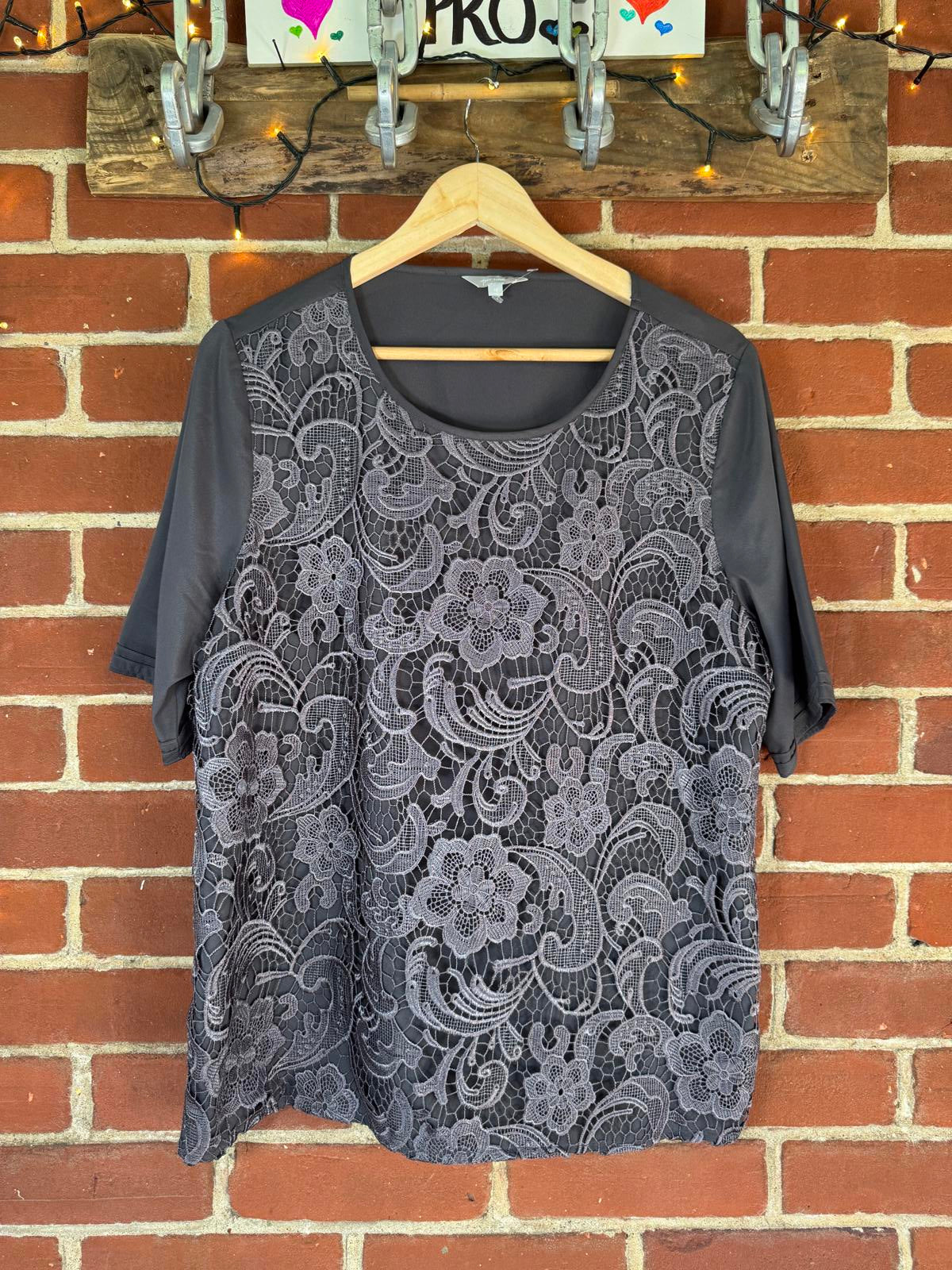 Elegant Lace Detail Top - Size [18] - Perfect for Any Occasion