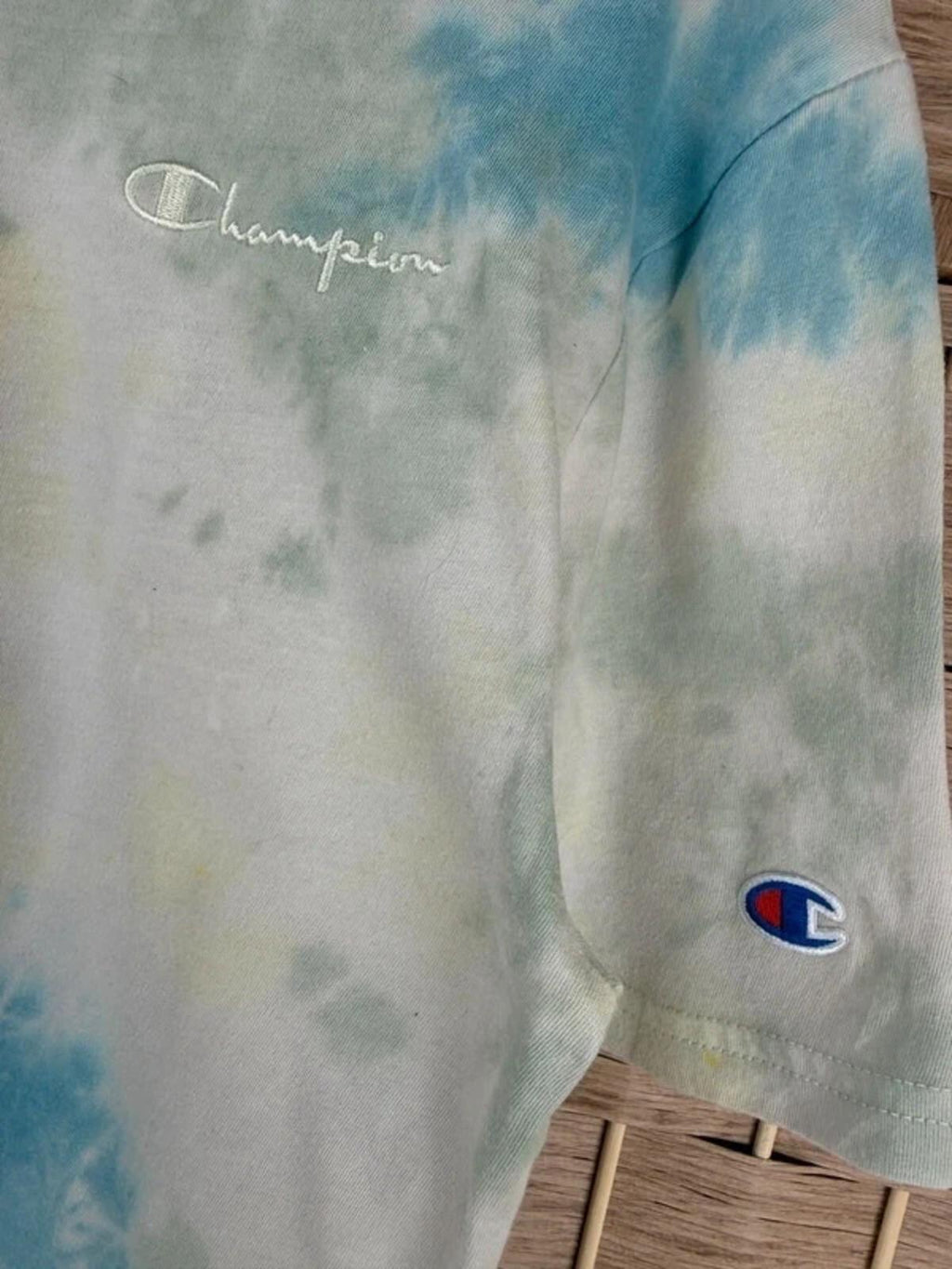Champion tie dye tee 🌊💙