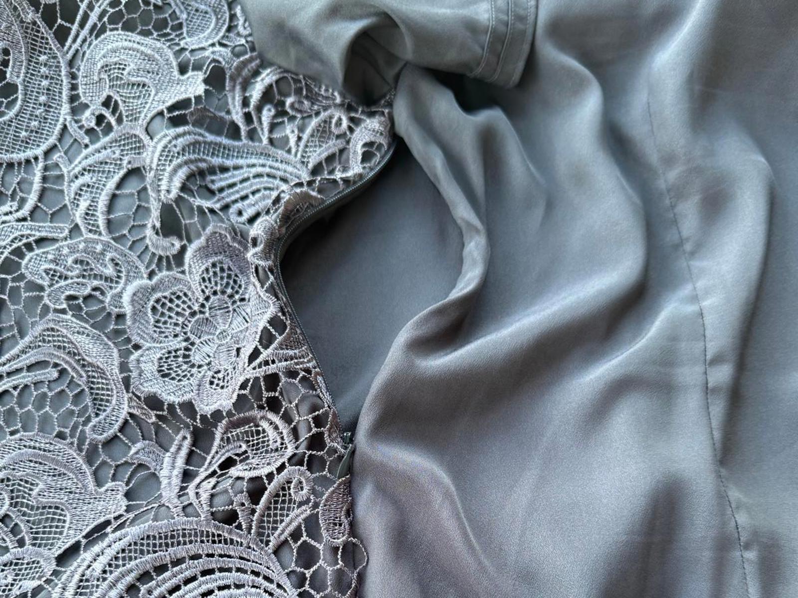 Elegant Lace Detail Top - Size [18] - Perfect for Any Occasion