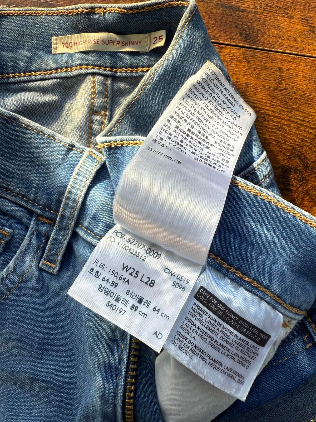 Levi’s 720 High Rise Super Skinny Jeans – Mid Blue (W25 L28)